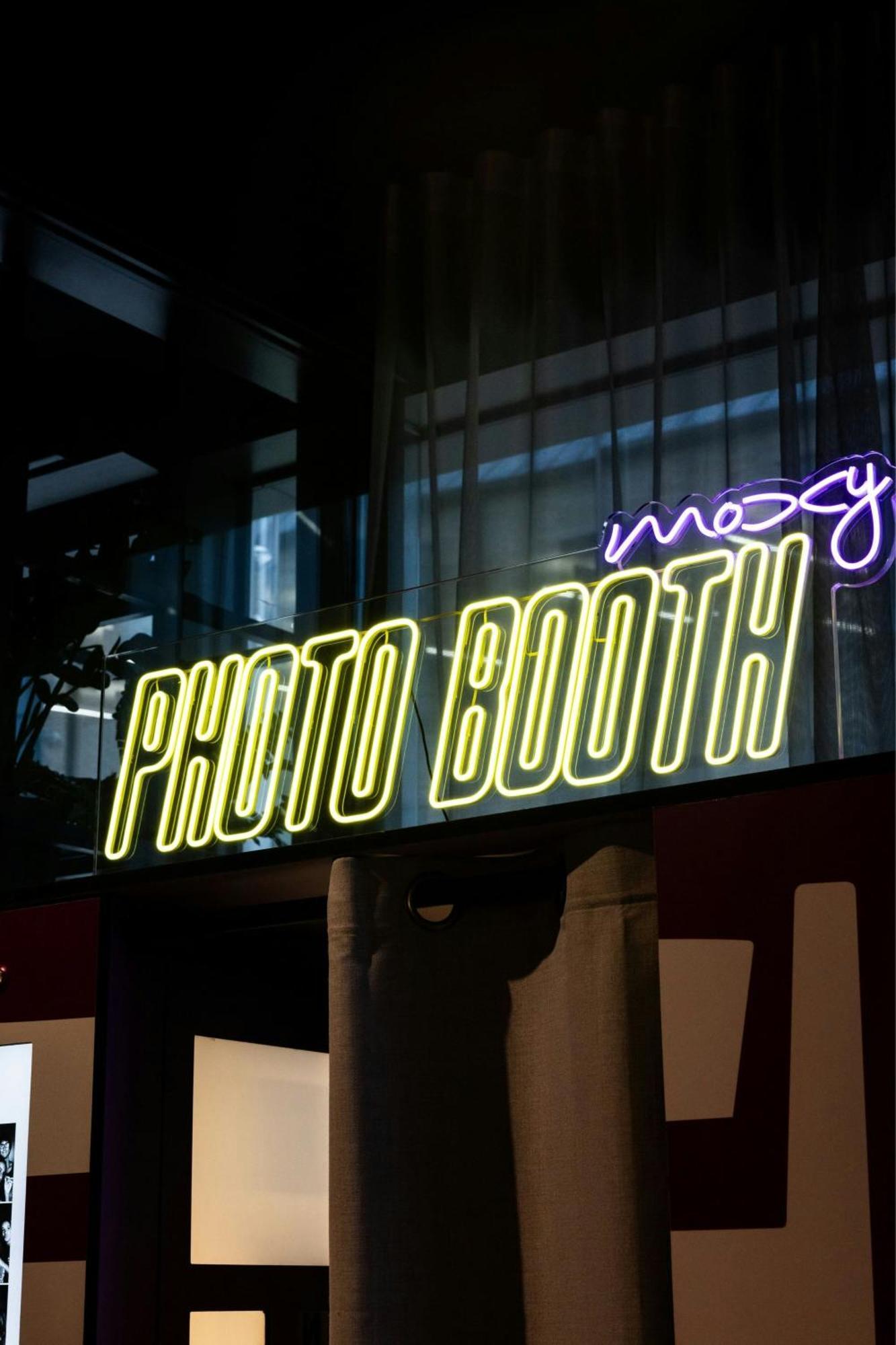 Moxy York Hotel Exterior photo